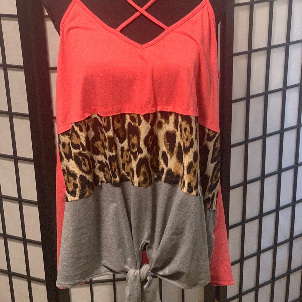Cute tie in the front top!